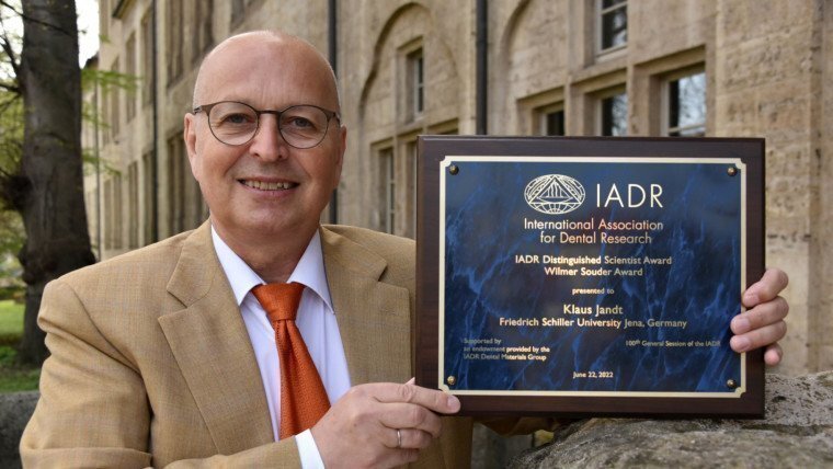 Prof. Jandt mit dem internationalen IADR-Preis